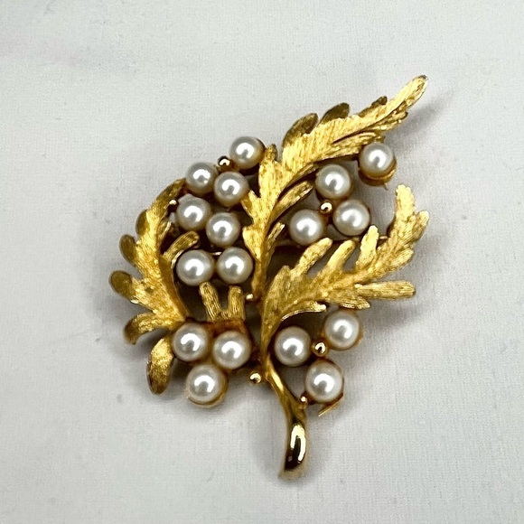 Vintage Alan J Faux Pearl Gold Tone Leaf Brooch Pin Signed - Picture 1 of 6